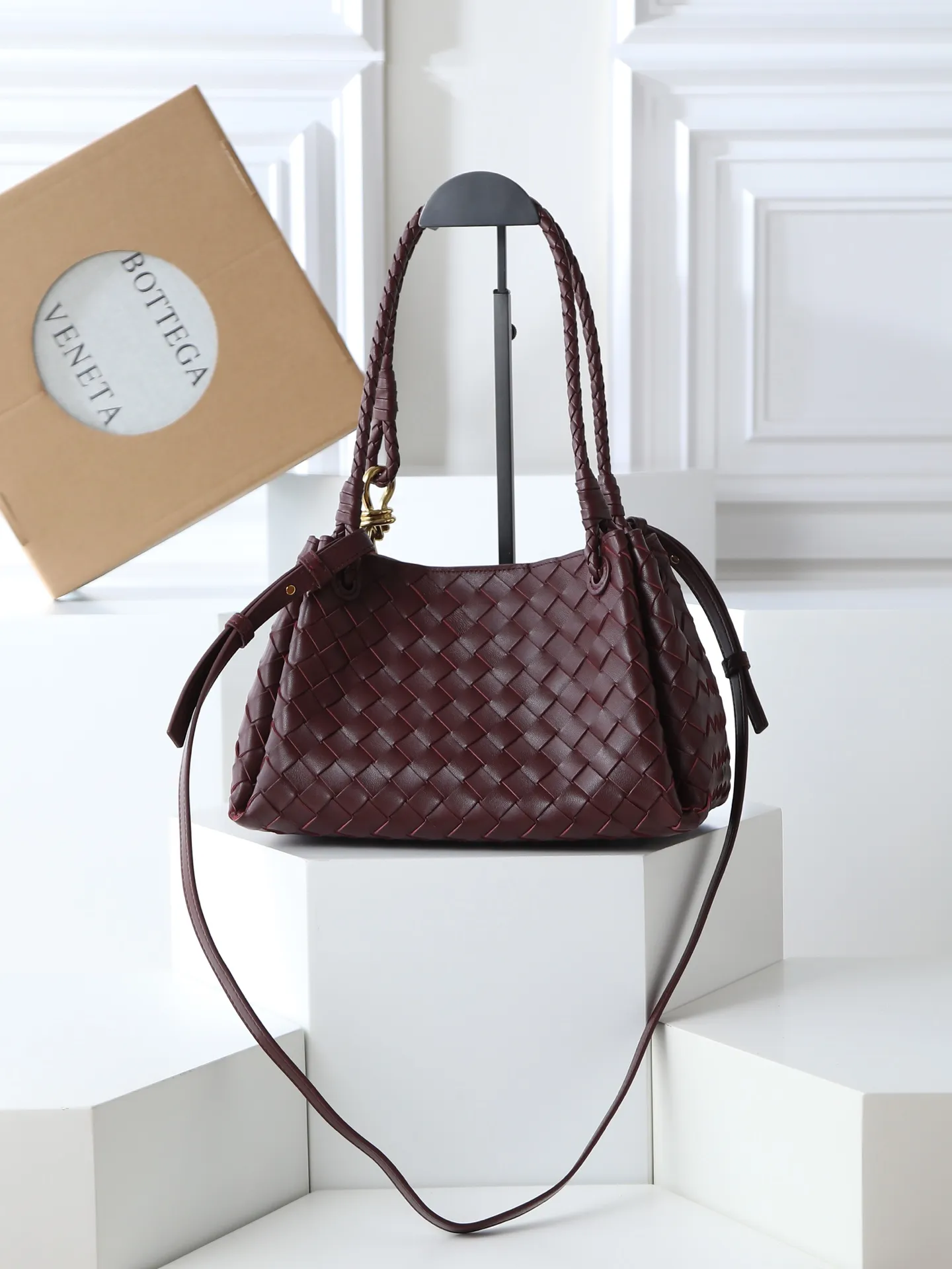 1300. BV's new intrecciato woven leather shoulder bag 🪂 835921 comes with a detachable diagonal shoulder strap and comes with a mini bag inside. The appearance retains the unique design of BV woven leather. The parachute bag is a bag that makes people fall in love before seeing the real thing. The small golden knot embellishment is full of simple and high-end sense to meet your needs in different occasions. Size: 29.5X18.5X17.5cm